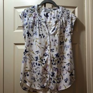 *3/$21* EUC floral print cap sleeve blouse.